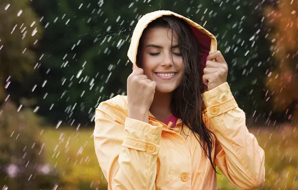Девушка, улыбка, дождь, капюшон, мокрые волосы