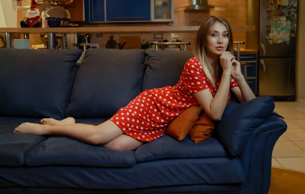 Картинка взгляд, девушка, поза, диван, горошек, руки, платье, ножки