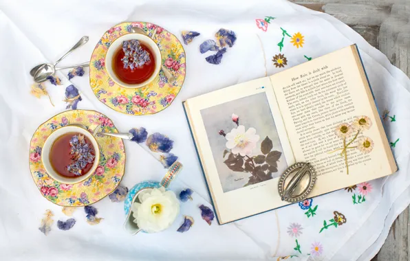 Цветы, чай, чашки, книга