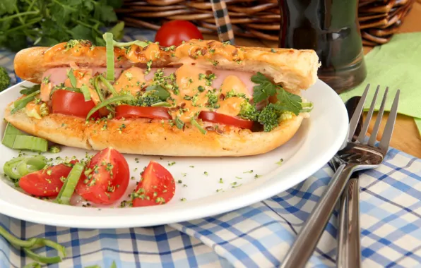 Помидоры, соус, сосиска, хот-дог