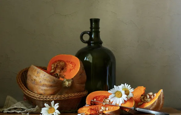 Цветы, стол, стена, бутылка, ромашки, нож, тыква, натюрморт