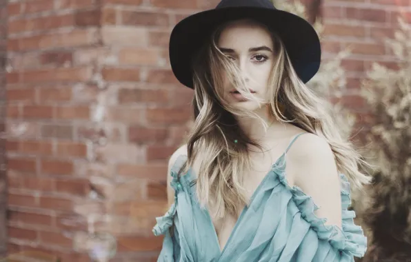 Картинка девушка, стена, улица, платье, блондинка, шляпка, длинные волосы
