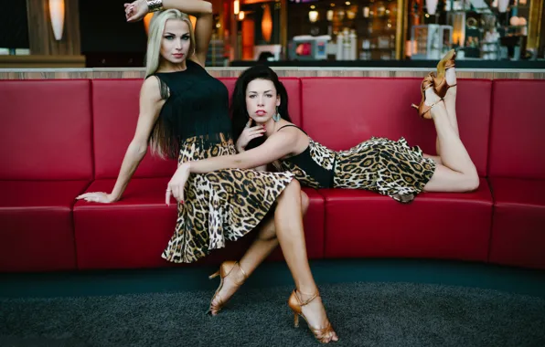 Поза, диван, платье, две девушки, модели, Katja Kalugina, Sarah-Sophie Ritz, Andreas-Joachim Lins
