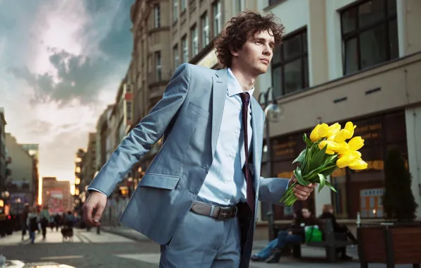 Картинка цветы, улица, человек, желтые, костюм, галстук, тюльпаны, мужчина