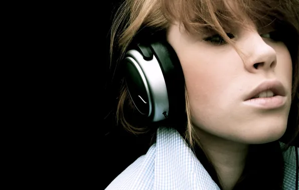 Girl, headphones, beaty