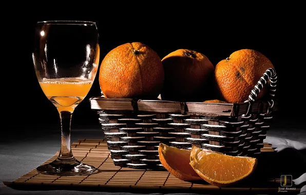 Картинка темный фон, бокал, апельсины, сок, корзинка, цитрусы, дольки