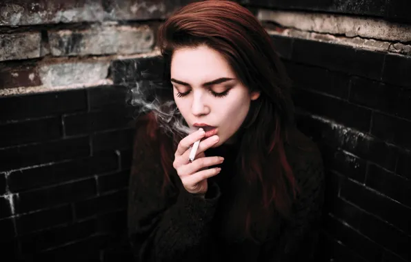 Девушка, стены, черный, дым, кирпич, макияж, прическа, сигарета
