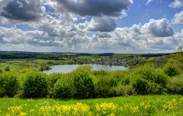 Картинка зелень, небо, трава, облака, озеро, поля, дома, Германия