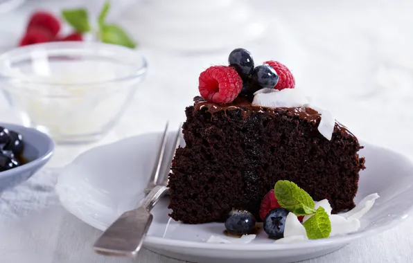 Картинка выпечка, pastries, Вегетарианский шоколадный торт с ягодами и кокосом, Vegan chocolate cake with berries and …