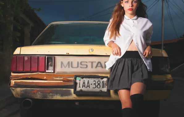 Машина, взгляд, девушка, поза, юбка, очки, блузка, рухлядь