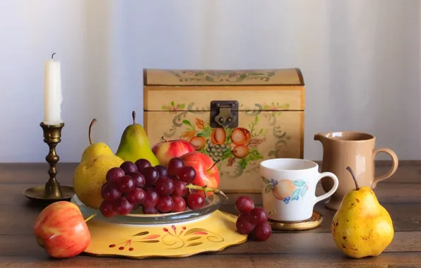 Картинка яблоко, свеча, виноград, чашка, груша, фрукты, сундук, натюрморт