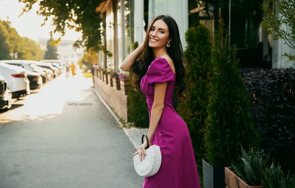 Взгляд, девушка, город, поза, улыбка, улица, платье, брюнетка