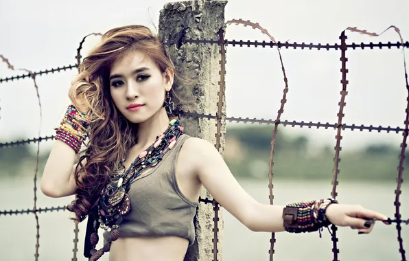 Девушка, забор, азиатка