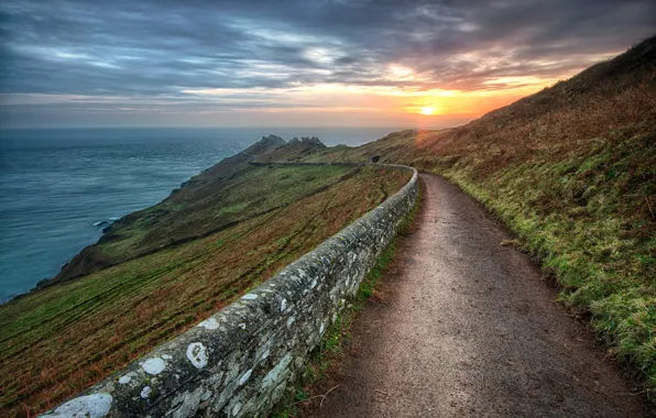 Картинка дорога, море, небо, облака, закат, горы, забор