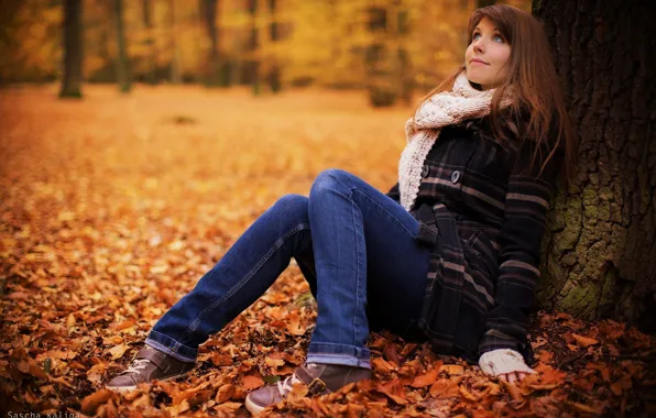 Осень, деревья, улыбка, желтая листва, милая девушка, cute girl, yellow foliage, сидя у дерева