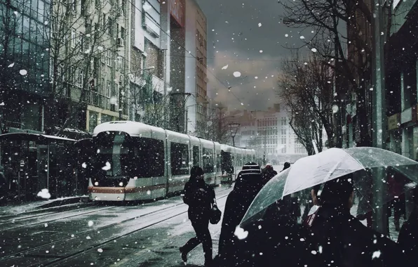 Снег, люди, зонты, трамвай