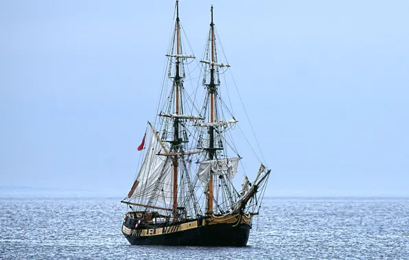 Море, парусник, дымка