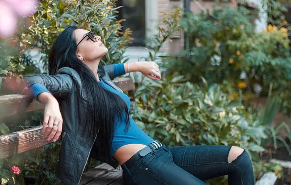 Картинка woman, young, beautiful, model, jeans, brunette, posing, sunglasses
