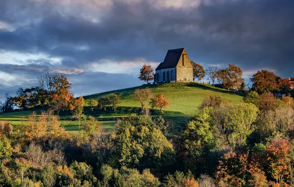 Осень, деревья, тучи, холм, церковь, домик, часовня, кустарники