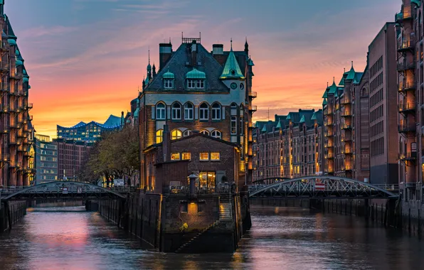 Картинка город, здания, дома, вечер, Германия, канал, мосты, Гамбург