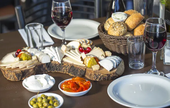 Вино, бокал, сыр, хлеб, оливки, закуска, ассорти