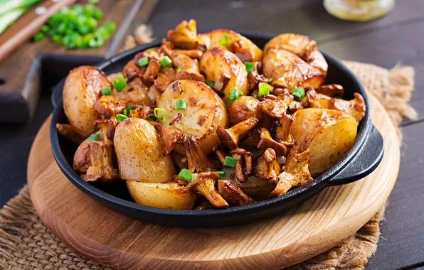 Картинка cast, herbs, fried, garlic, baked, potatoes, chanterelles, iron skillet