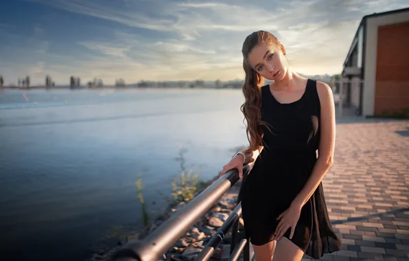 Картинка взгляд, девушка, поза, река, набережная, длинные волосы, чёрное платье, Дмитрий Шульгин