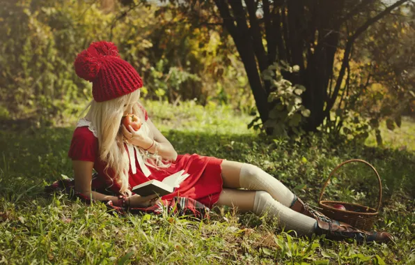 Девушка, природа, корзина, яблоко, красная шапочка, ботинки, блондинка, лежит