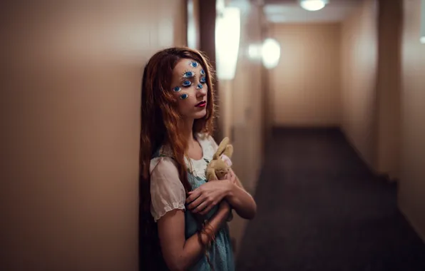 Картинка девушка, коридор, зайчик, Dreaming, Jesse Herzog