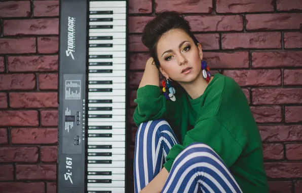 Взгляд, девушка, стена, серьги, брюнетка, пианино, зеленый свитер, RockDiva