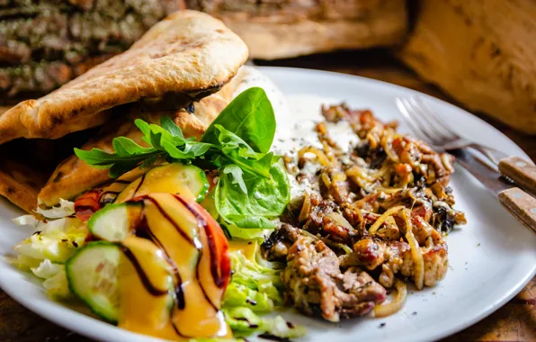 Мясо, овощи, соус, листья салата, лепешка