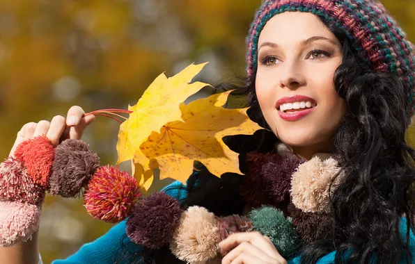 Картинка осень, взгляд, листья, девушка, улыбка, шарф, брюнетка, шапочка