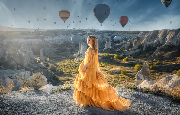 Картинка девушка, солнце, пейзаж, поза, улыбка, фото, холмы, платье