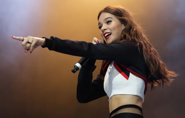 Концерт, микрофон, певица, шатенка, красотка, выступление, Hailee Steinfeld, Хейли Стейнфилд
