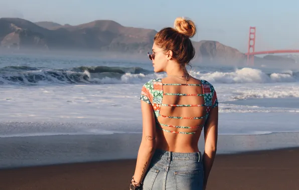 Картинка волны, девушка, берег, спина, очки