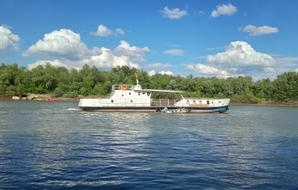 Река, судно, белОЕ