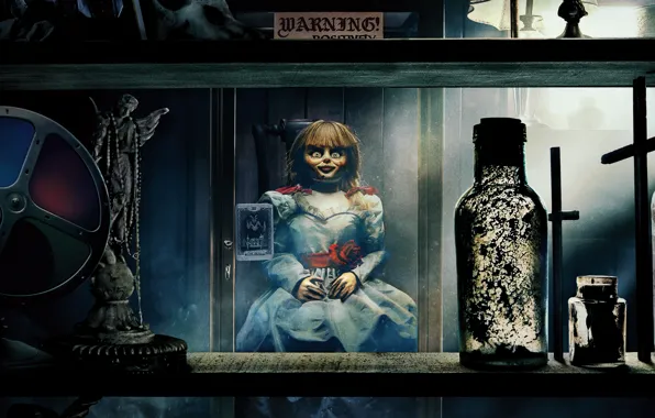 Картинка взгляд, стекло, комната, кукла, ужасы, doll, Проклятие Аннабель 3, Annabelle Comes Home