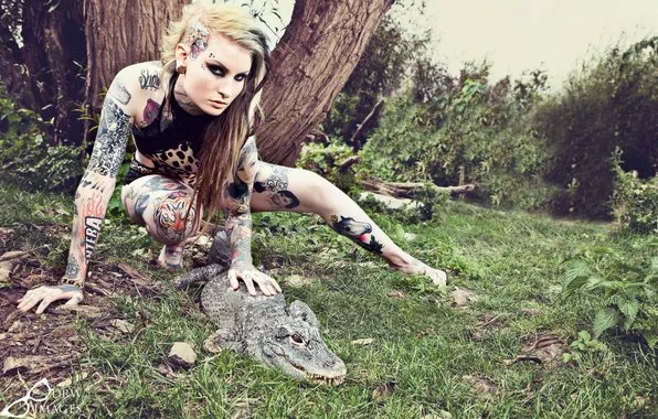 Картинка девушка, крокодил, Lusy Logan