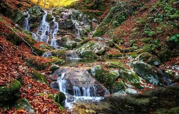 Картинка осень, камни, водопад, мох, каскад, опавшие листья