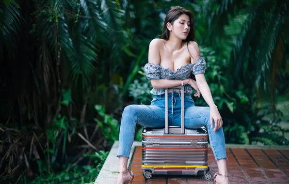 Картинка девушка, поза, джинсы, чемодан, азиатка