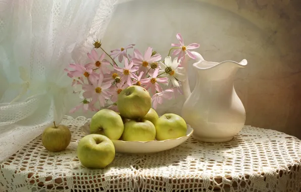Яблоки, кувшин, космея