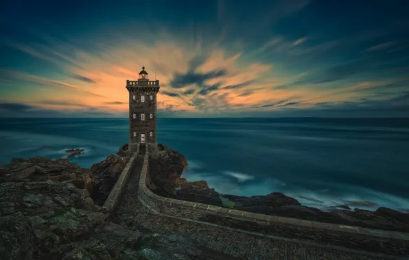 Море, маяк, пирс