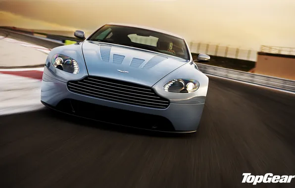 Картинка небо, Aston Martin, Vantage, суперкар, гоночный трек, top gear, V12, передок