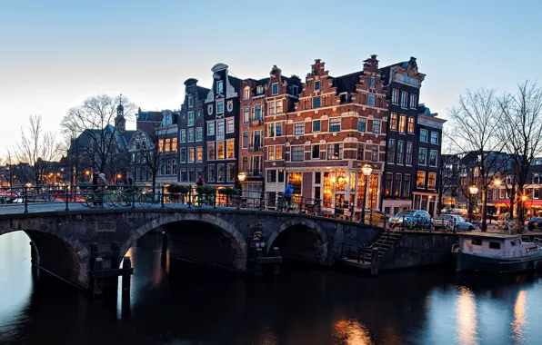Картинка зима, мост, город, река, здания, вечер, Амстердам, фонари