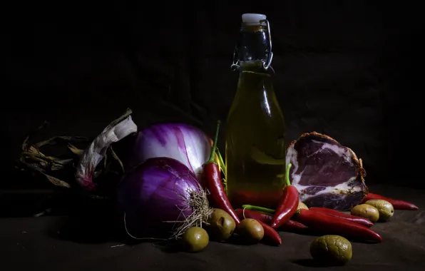 Красный, темный фон, стол, бутылка, масло, лук, мясо, перец