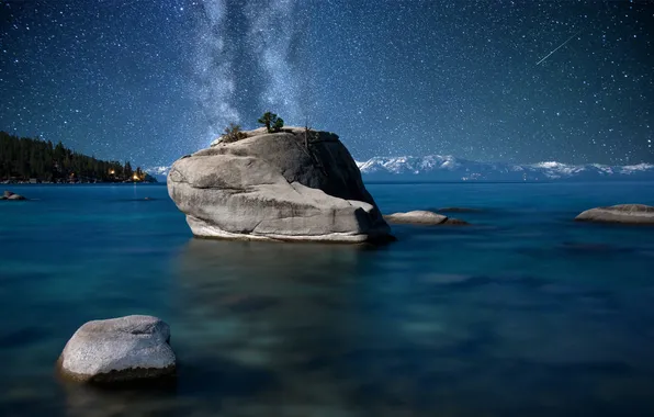 Картинка небо, звезды, деревья, ночь, скала, озеро, камень