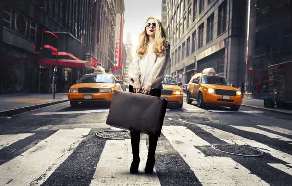 Девушка, город, зебра, блондинка, такси, чемодан, тёмные очки