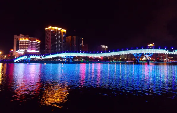 Китай, остров Хайнань, огни ночного города, ночная прогулка