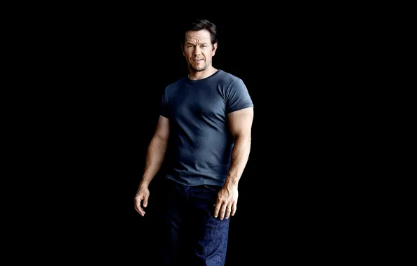 Картинка джинсы, футболка, фотограф, актер, черный фон, журнал, Марк Уолберг, Mark Wahlberg