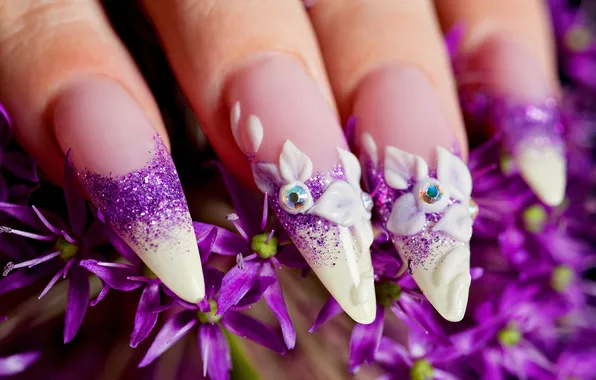 Маникюр с лилиями на ногтях